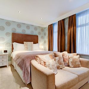 Zimmer mit Kingsize-Bett im 1 Stock